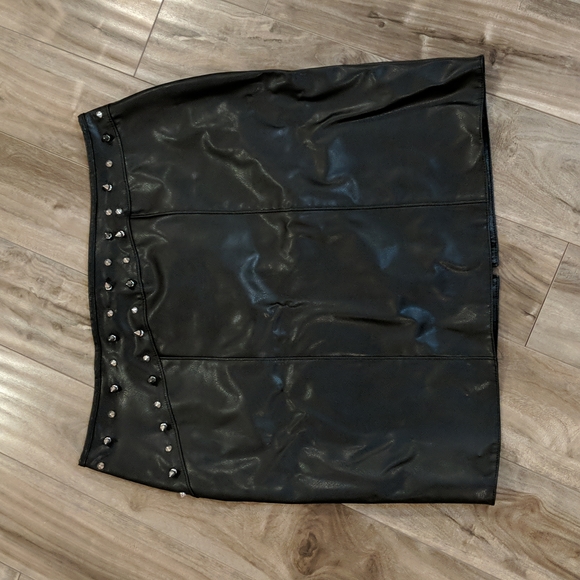 ❄️ 3/$25 Black Vegan Leather Studded Spiked Skirt